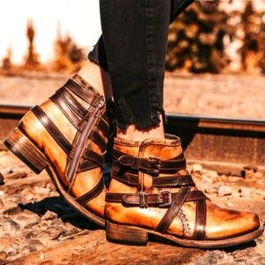 Freebird by Steven The Redford Ankle Bootie. Bronze.
Sz 7